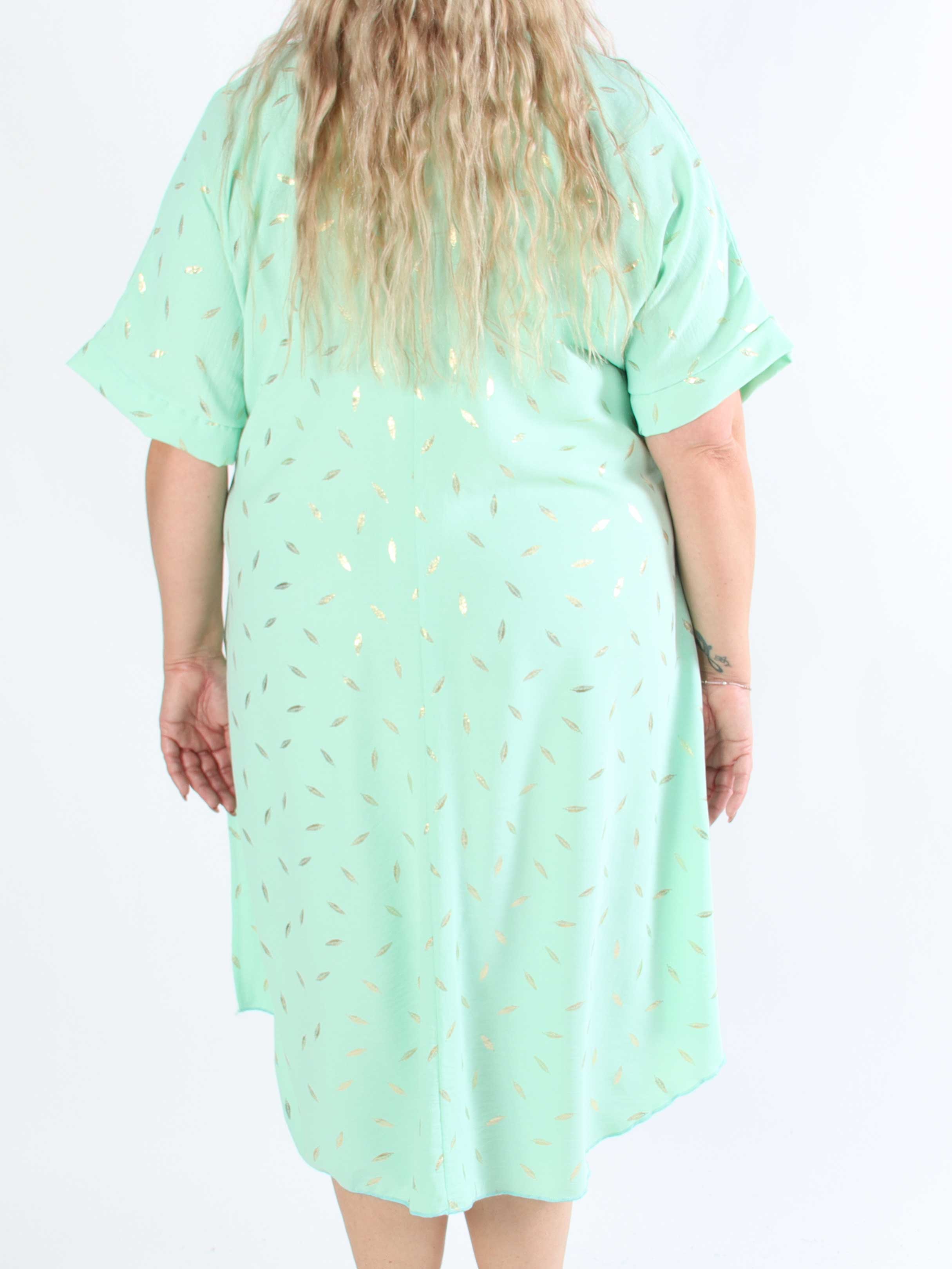 Valentina - Söt klänning i plusstorlek med fina guldblad